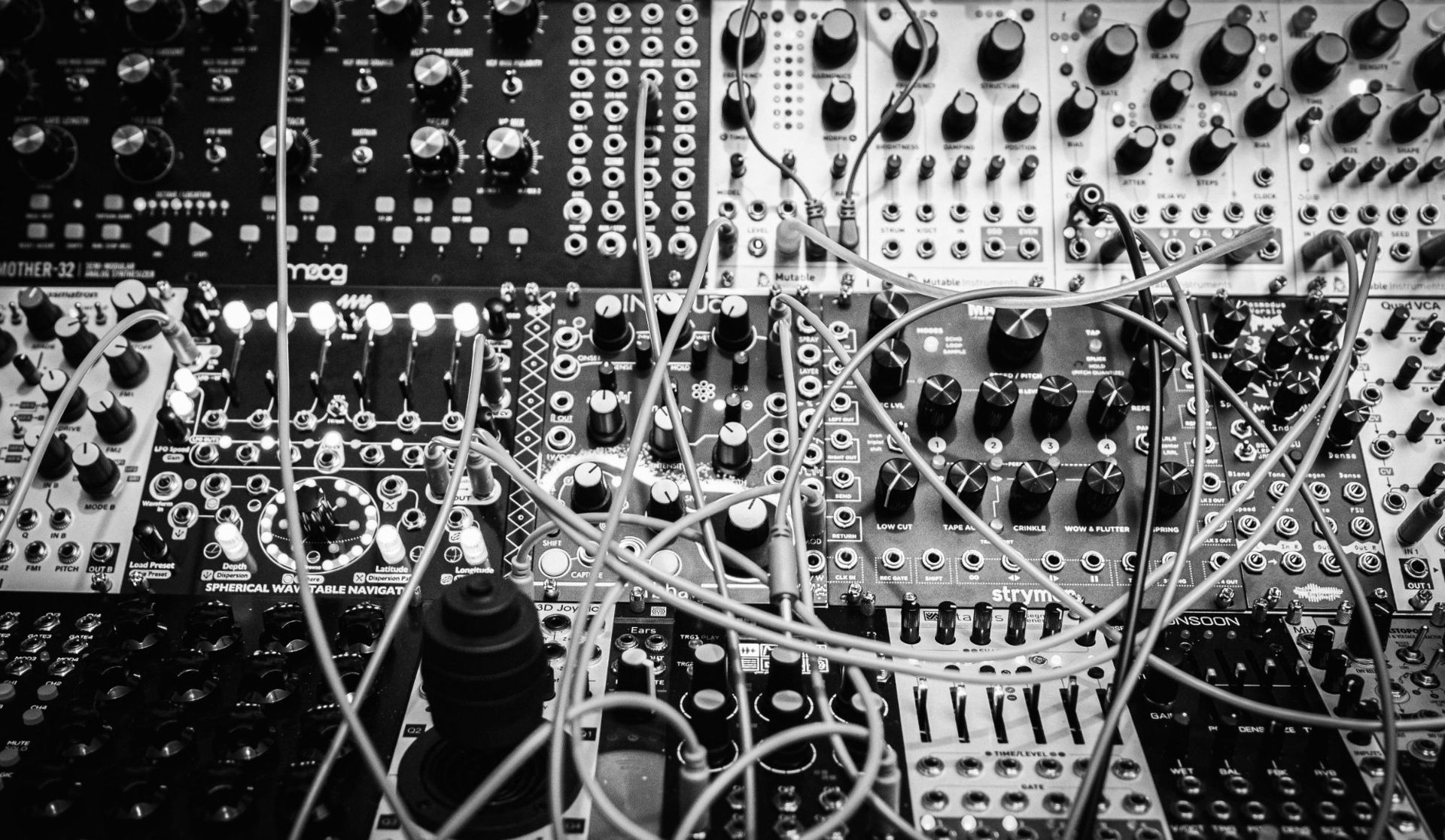 Sintetizador modular con cables en un estudio